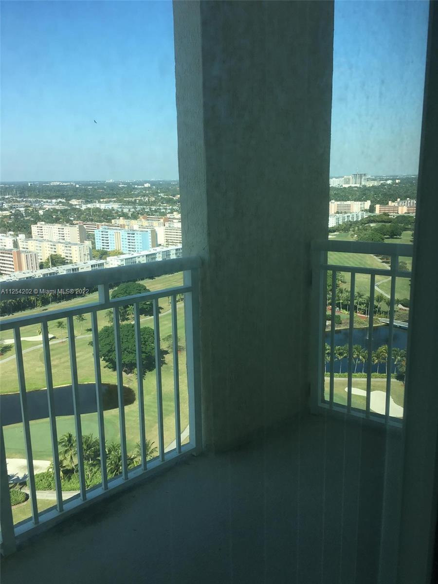 Huge 1 Bedroom , 1 and 1/2 Bathroom at the desirable area of Hallandale Beach. Kitchen and living ro