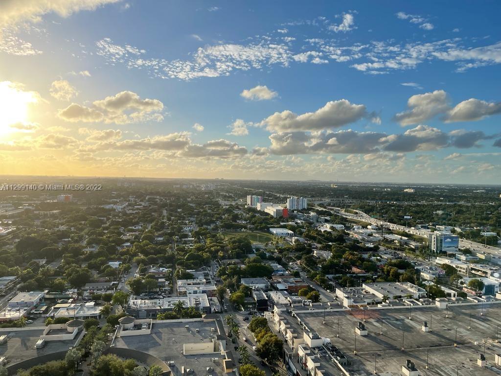 BEAUTIFUUL & BRIGTH LOWER PENTHOUSE AT FOUR MIDTOWN MIAMI. 2 BEDROOMS, 2.5 BATHROOMS WITH AMAZING WE