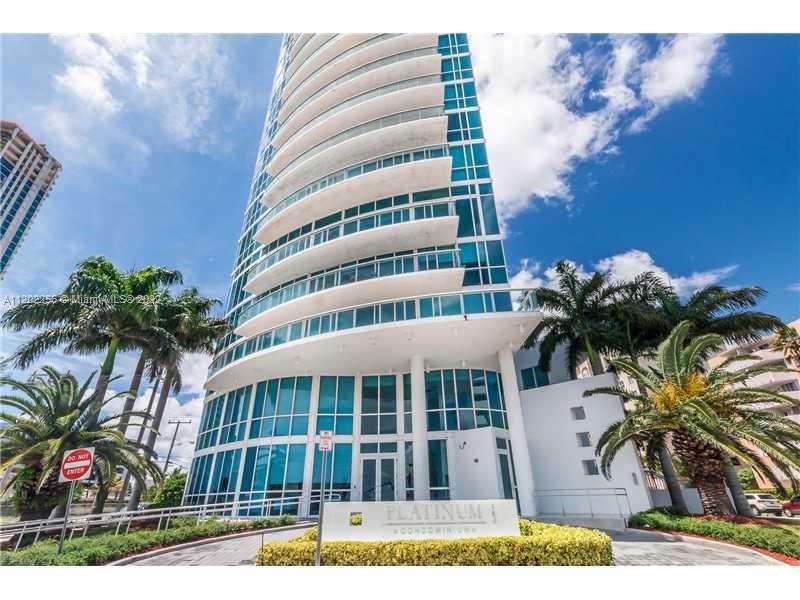 Beautiful bright and spacious 2 Bedrooms and 2 Baths plus den unit in Miami's hottest new
neighborh