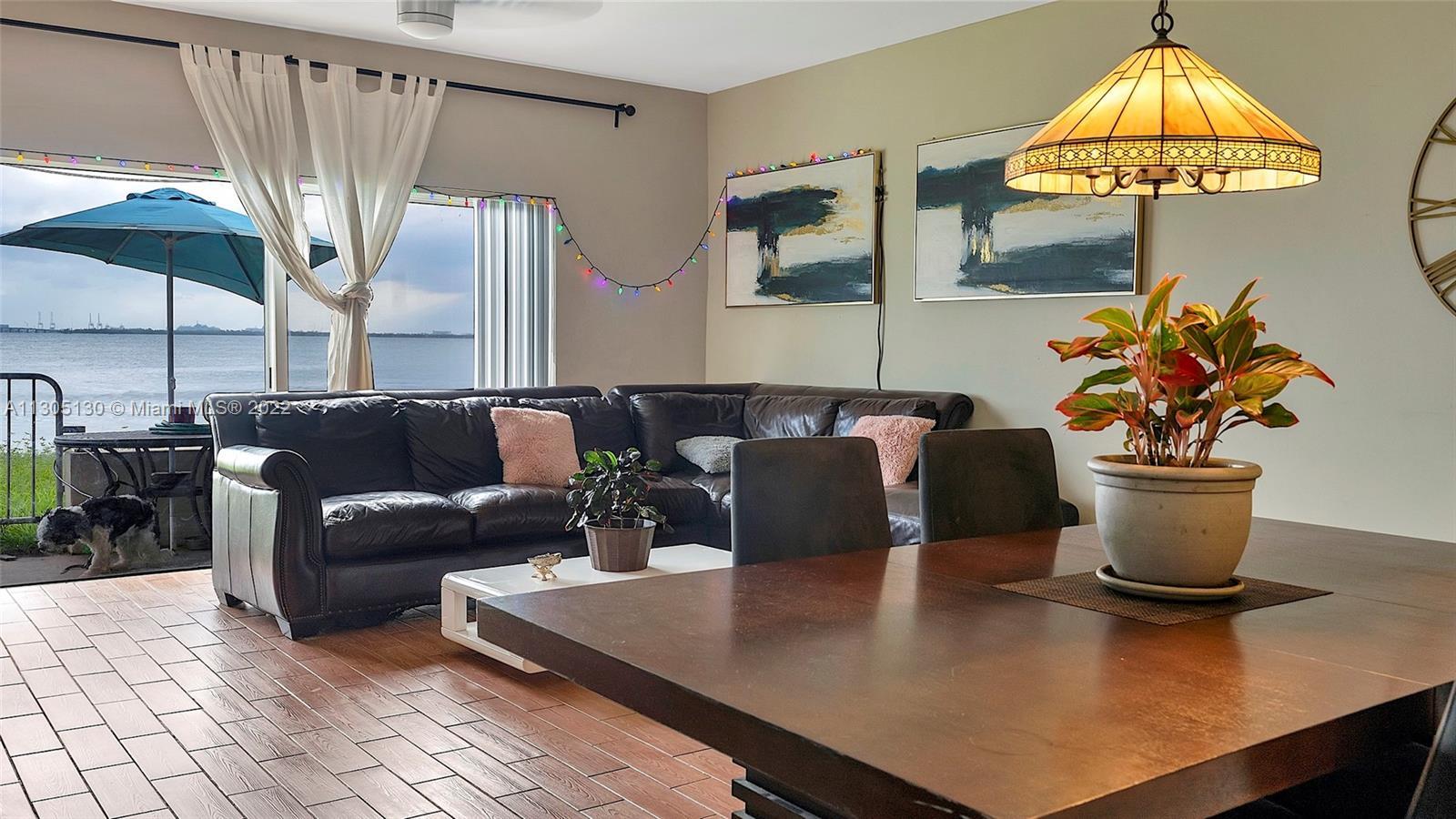 Make yourself at home in our cozy and modern apartment in the picturesque NorthBay right at the foot