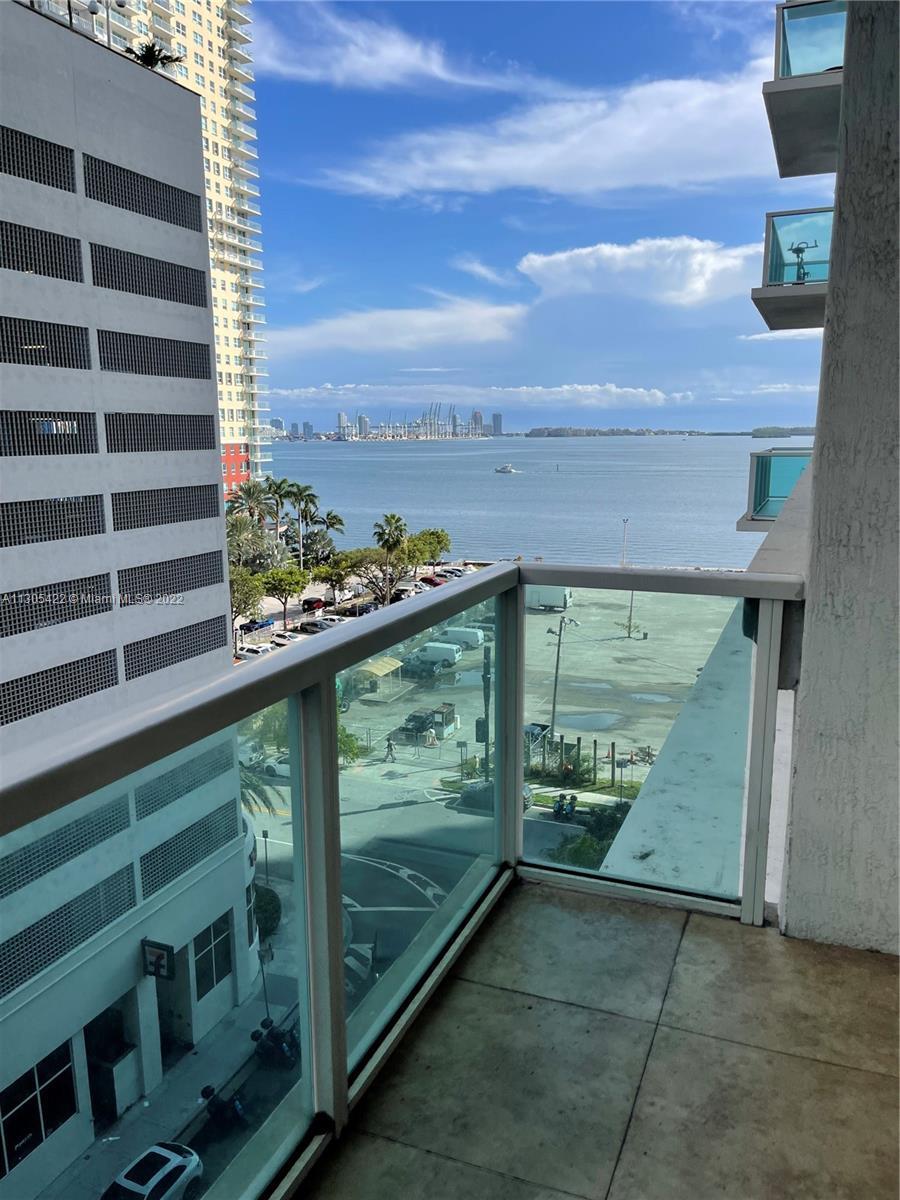 Motivated Seller! Beautiful apartment. An awesome 1BR/1BA unit in Solaris at Brickell. Nice boutique