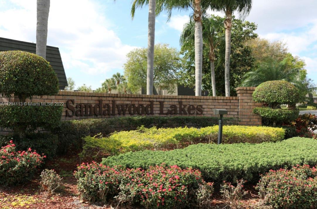 BEAUTIFUL TOWNHOUSE AT THE VILLAGES OF SANDALWOOD. GREAT LOCATION. TENANT OCCUPIED, PLEASE 48HR NOTI