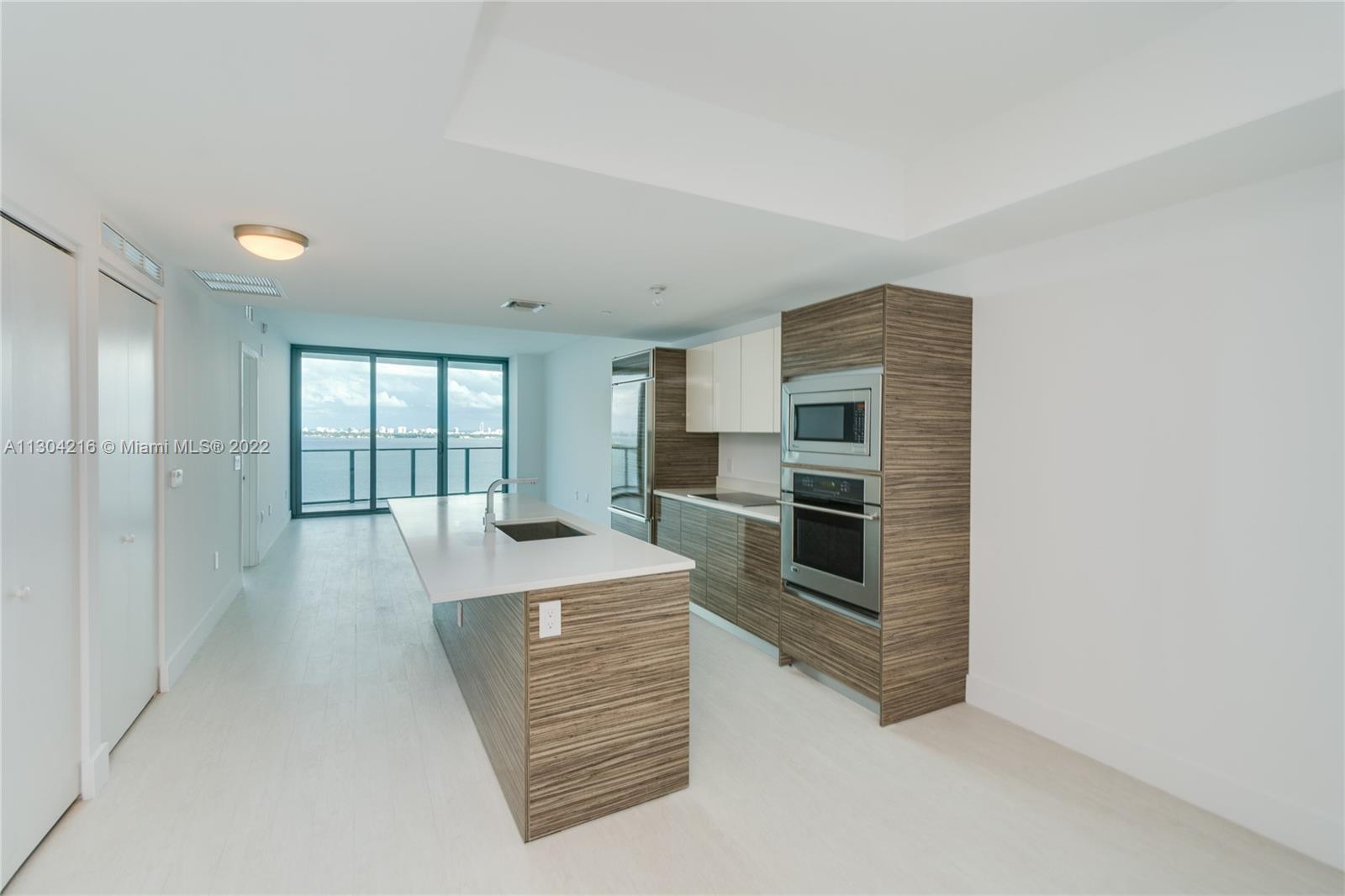 Spectacular views from the 22nd floor of Icon Bay Condominium! Tile floor throughout, 2 beds + 2 Bat