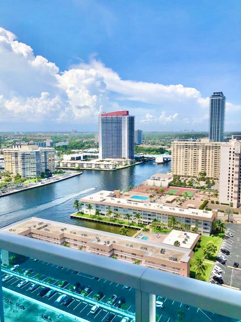 *MOTIVATED SELLER*
Convenient and cozy apartment in Ocean Marine Yacht Club, located on Ocean Drive