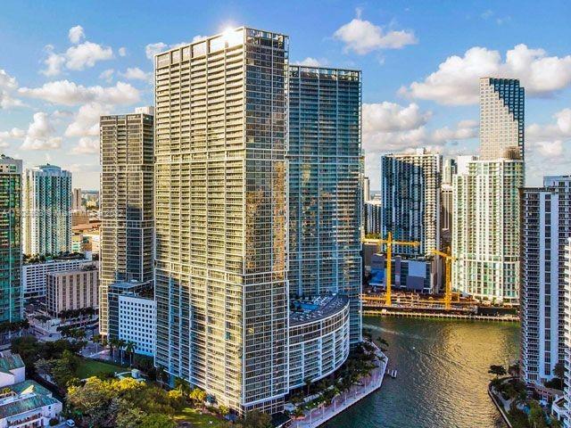 Welcome to the Icon Brickell; The Pinnacle of Brickell Luxury Living. Upon entry to this beautifully