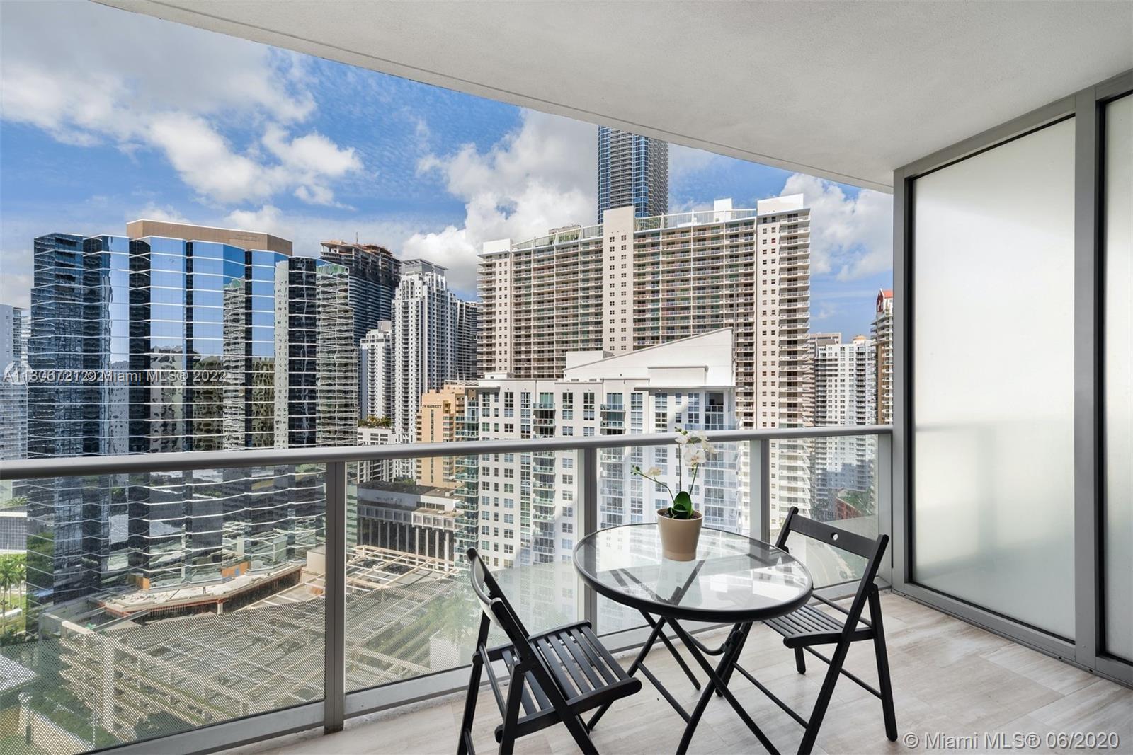 Beautiful studio at Brickell House!!! Over $50K spent in upgrades...includes 2 queen-sized Murphy be