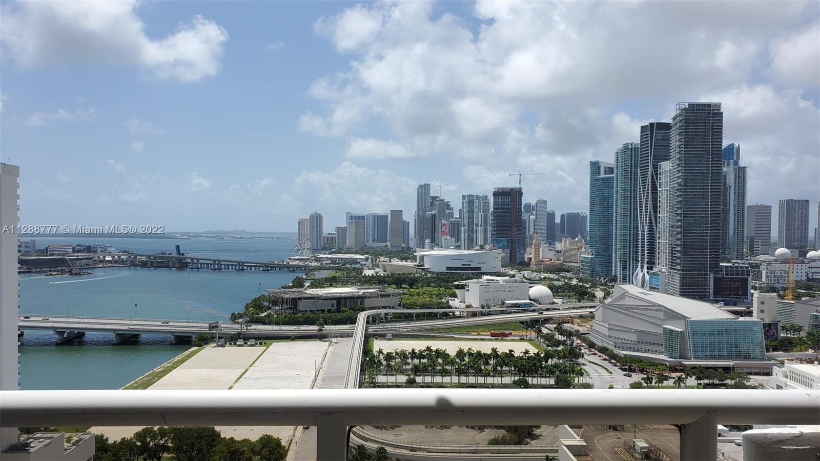 Beautiful corner unit 1 Bed/1.5 Bath with stunning views of Biscayne Bay and Miami Skyline. Lots of 