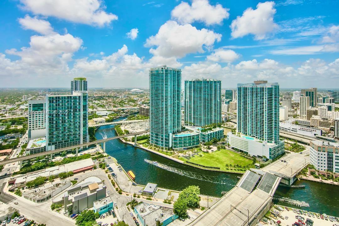 Spacious 1 br, 1.5 ba beautifully furnished apartment at Reach Brickell City Centre w/panoramic Miam