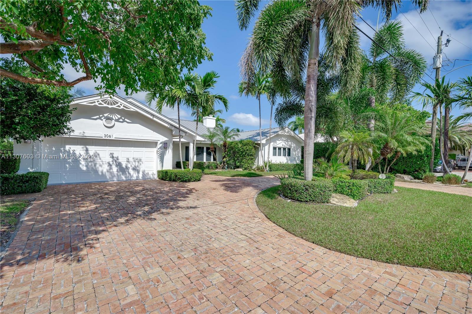 LOCATION.LOCATION. Boat lovers,golfers and family dream home. Walking distance to Fort Lauderdale Co
