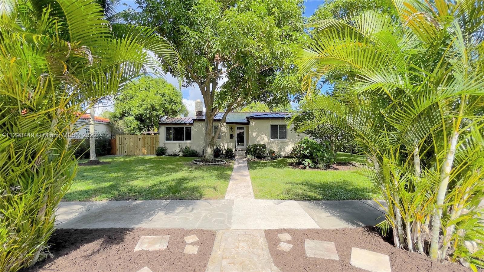 Miami Shores Amazing home. Actual under AC area 1,440 sq. Cozy family area with lots of natural ligh