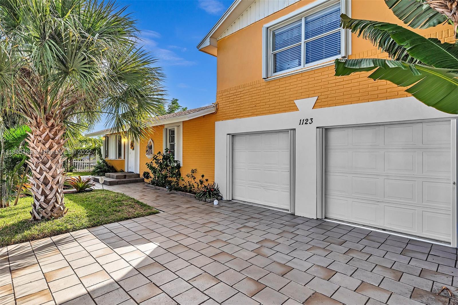 Only 5 minutes from Downtown Lake Worth, 10 minutes from South Palm Beach, and 15 minutes from Mar-A