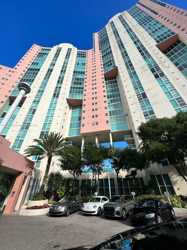 3 BEDROOMS / 3/1 BATHS. FANTASTIC OPPORTUNITY TO OWN IN ONE OF THE BEST BUILDINGS IN AVENTURA!!! THI