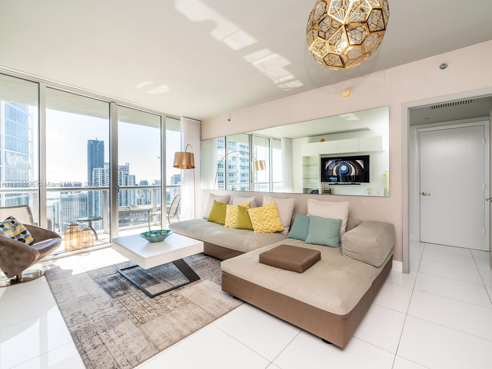 Splendid 2 bed 2 bath unit with breathtaking views of Miami skyline, River, bay and amenities deck, 