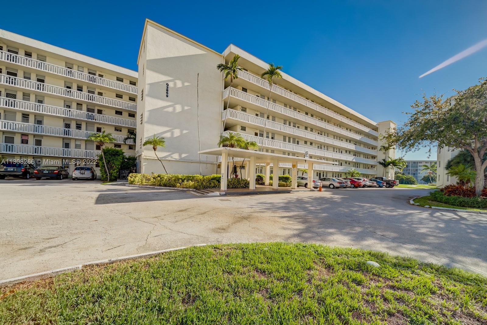 GREAT OPPORTUNITY, OWN THIS CORNER 1 B/R 1 B/A CONDOMINIUN IN THE HEART OF AVENTURA! AFFORDABLE LIVI