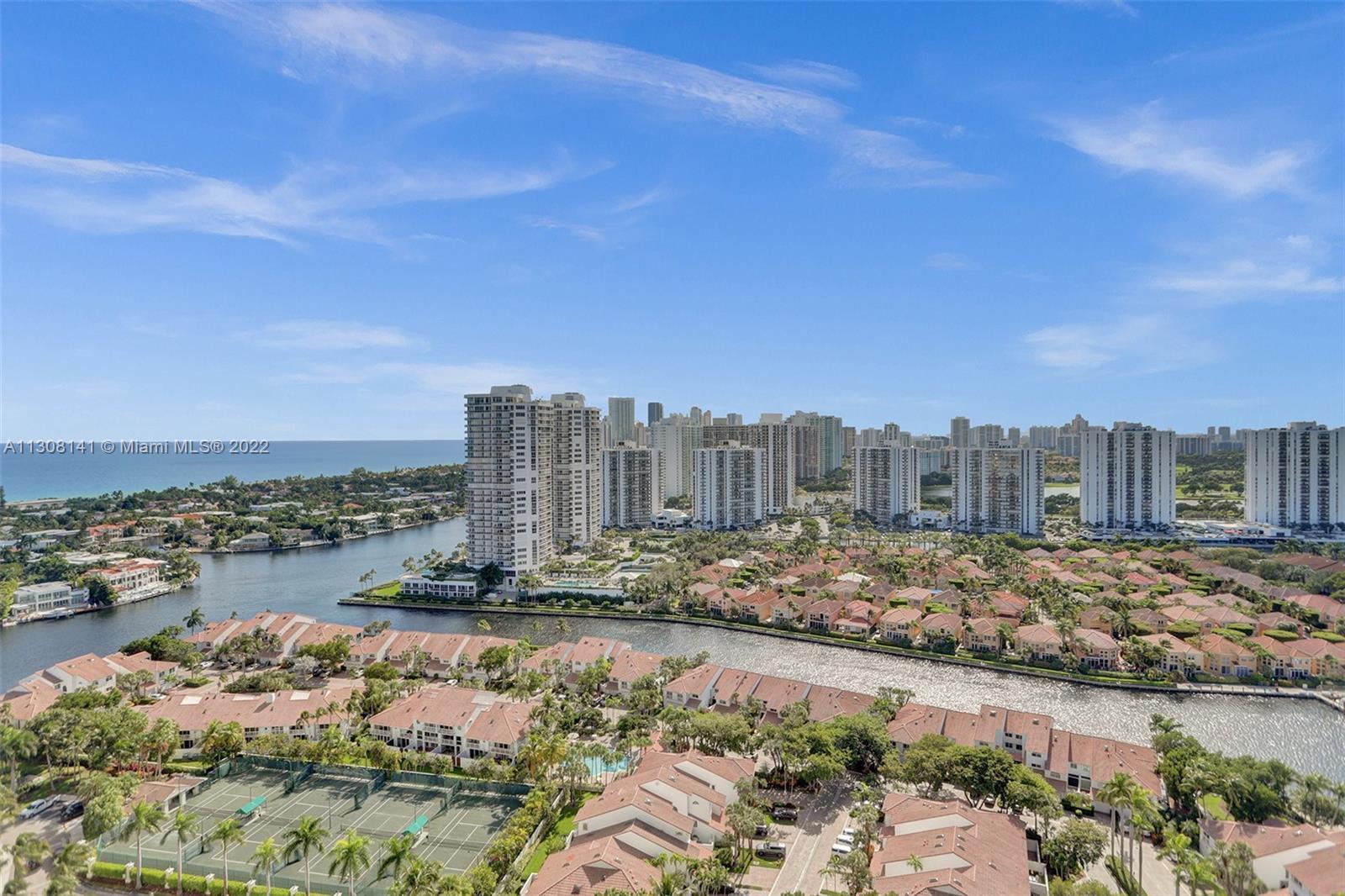 Amazing views from the best line in the South Tower at The Point. This 3bedroom, 2 bathrooms + Den/O