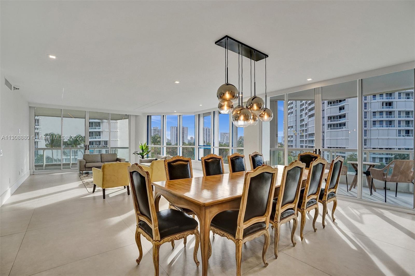 THIS 2BR/2.5 BA PLUS DEN CONDO IS LOCATED IN THE HEART OF AVENTURA.COMPLETELY RENOVATED.IN ADDITION 