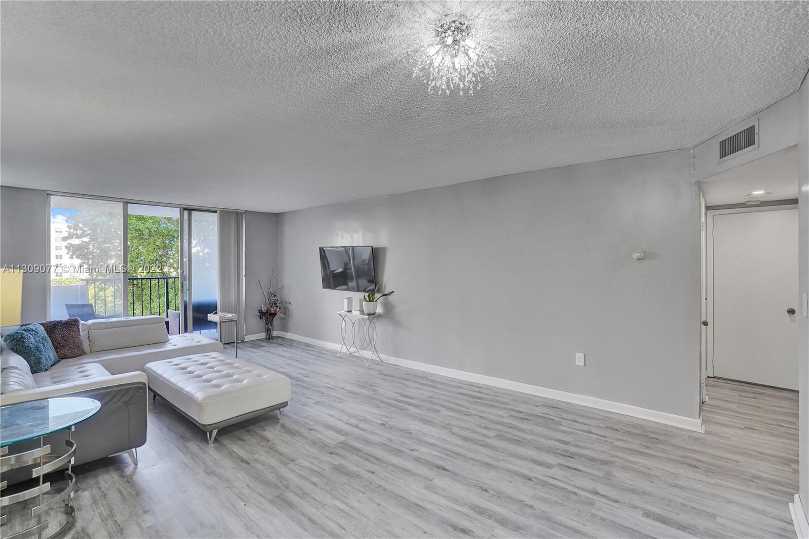 Delightfully remodeled and spacious 1/1.5 unit in the heart of Aventura. New flooring throughout wit
