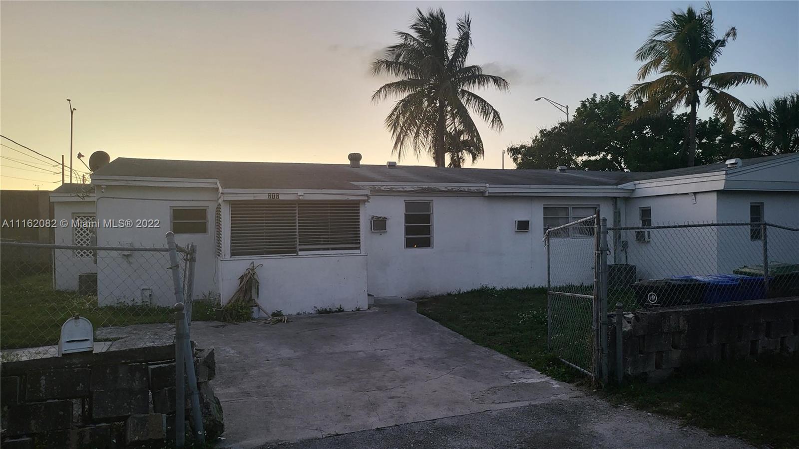 Self standing house east of I95 near Fort Lauderdale building department 6 rooms , 2 bath plus laund