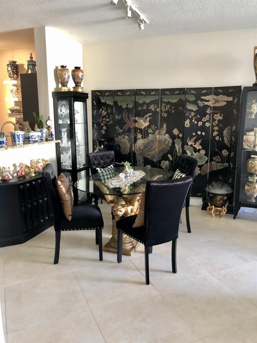 Gorgeous 1 bedroom, 1 bath unit, tile floors throughout, very well kept. City Place south tower amen