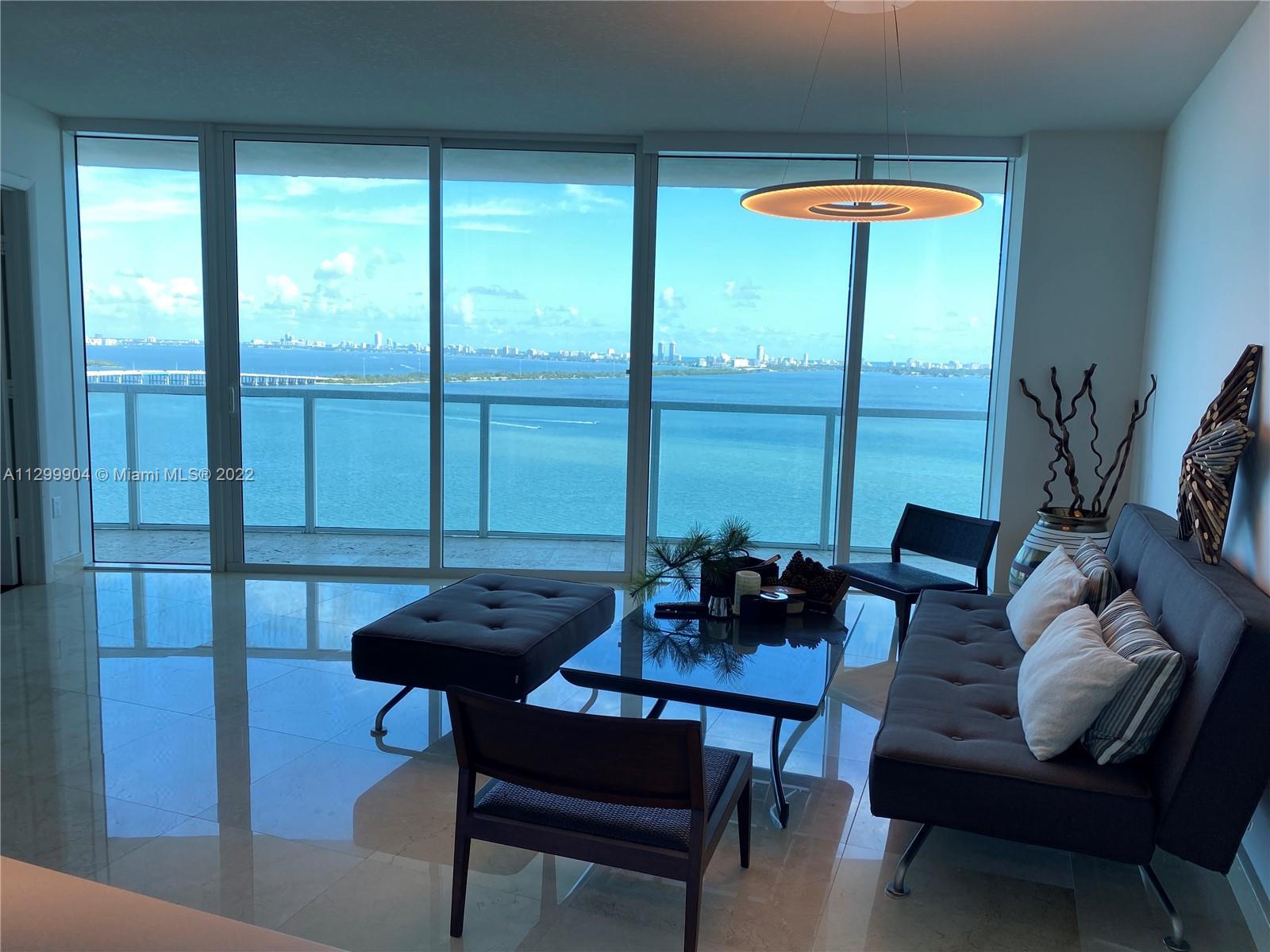 **Beautiful direct bay view from every rooms** This spacious 2 bdrs/2.5 baths offers a large balcony