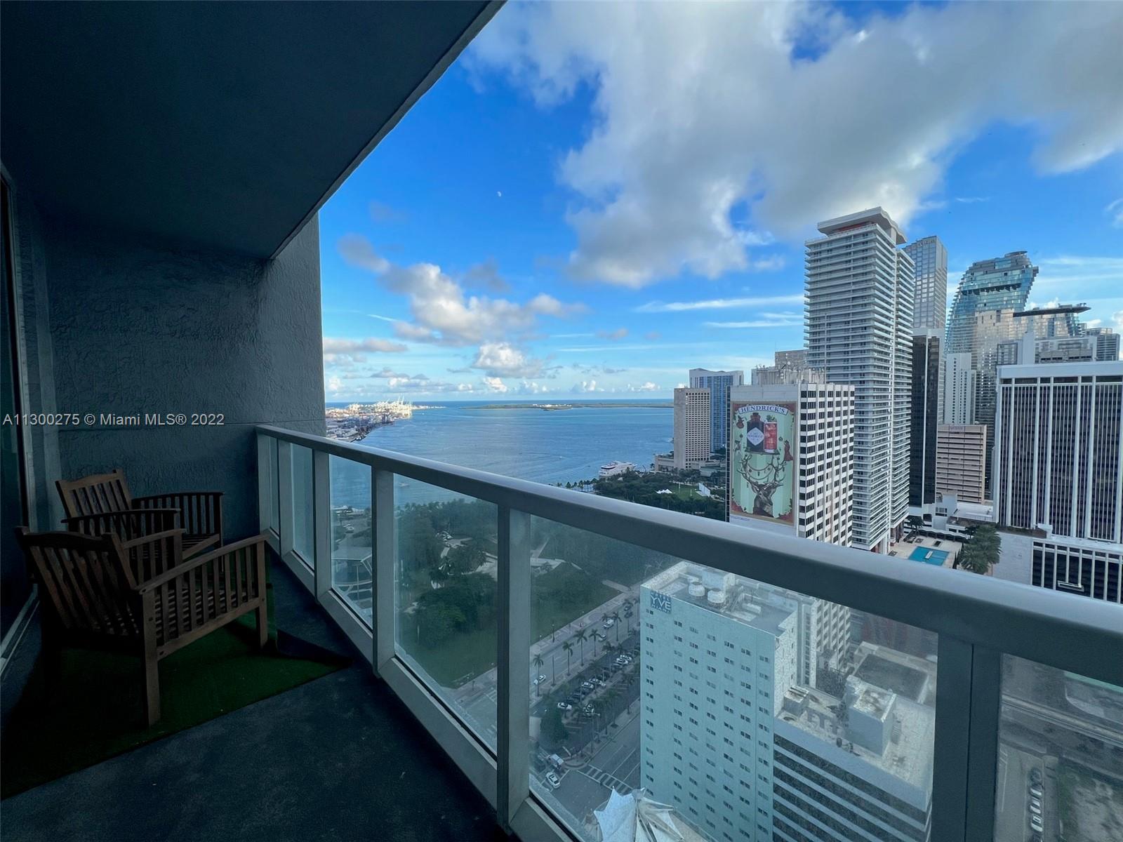 SPACIOUS STUDIO AT VIZCAYNE WITH STUNNING VIEWS OF BAYFRONT PARK AND BISCAYNE BAY. RENTED TO A GREAT