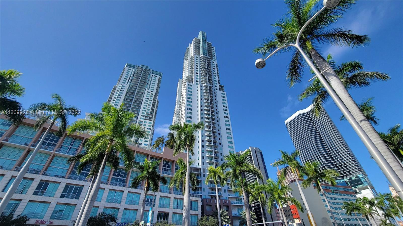 A beautiful one-bedroom condo in the BEST DOWNTOWN MIAMI location!
Enjoy the fantastic unobstructed