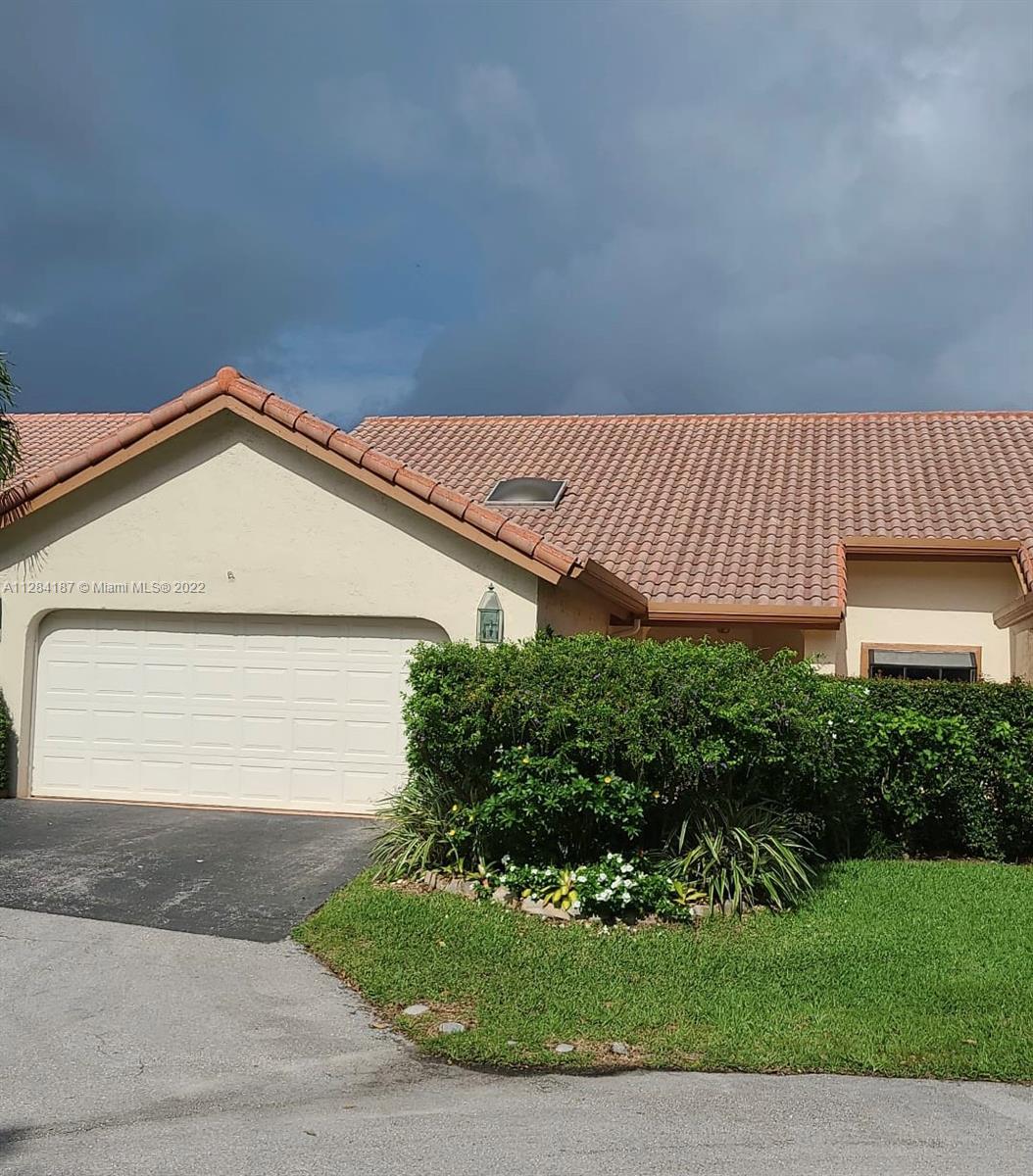 REDUCED & PRICED TO SELL, PRESENT ALL OFFERS for this spacious, East Boca Raton Townhouse! Located i