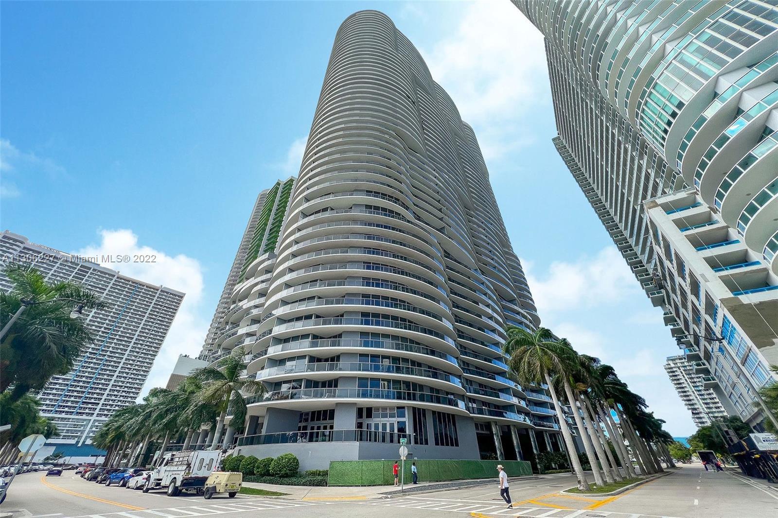 LUXURY & LOCATION, BRIGHT & SPACIOUS 3/4 + DEN CORNER UNIT WITH A MAGNIFICENT 180 VIEW OF BISCAYNE B