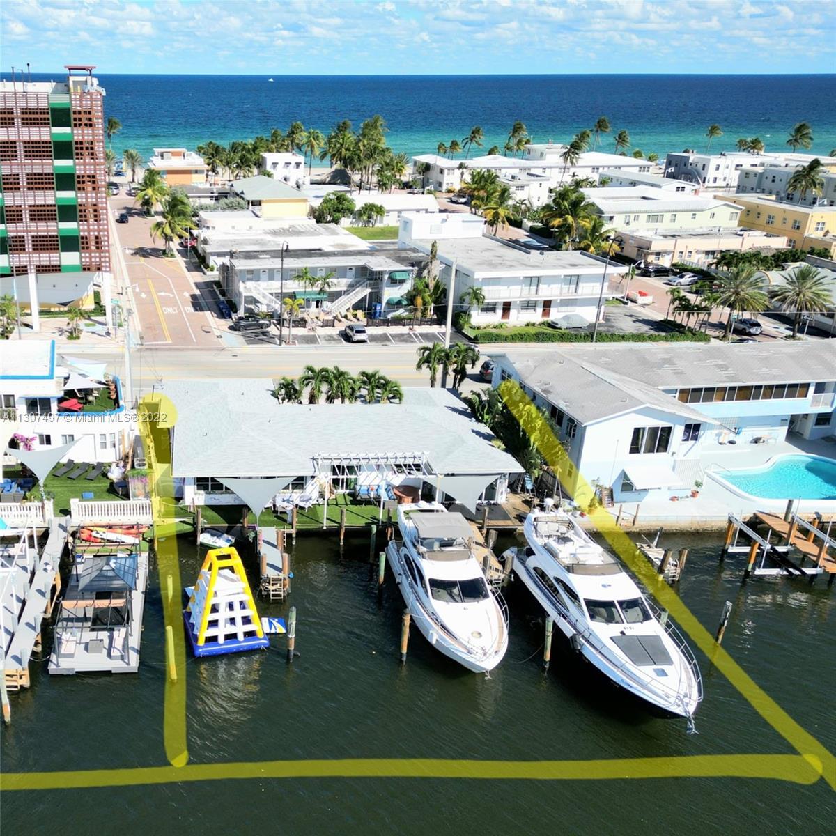 Mini-Marina Resort on the water. 4 apartments building + 4 Large boat slips, 200 feet of dockage, st