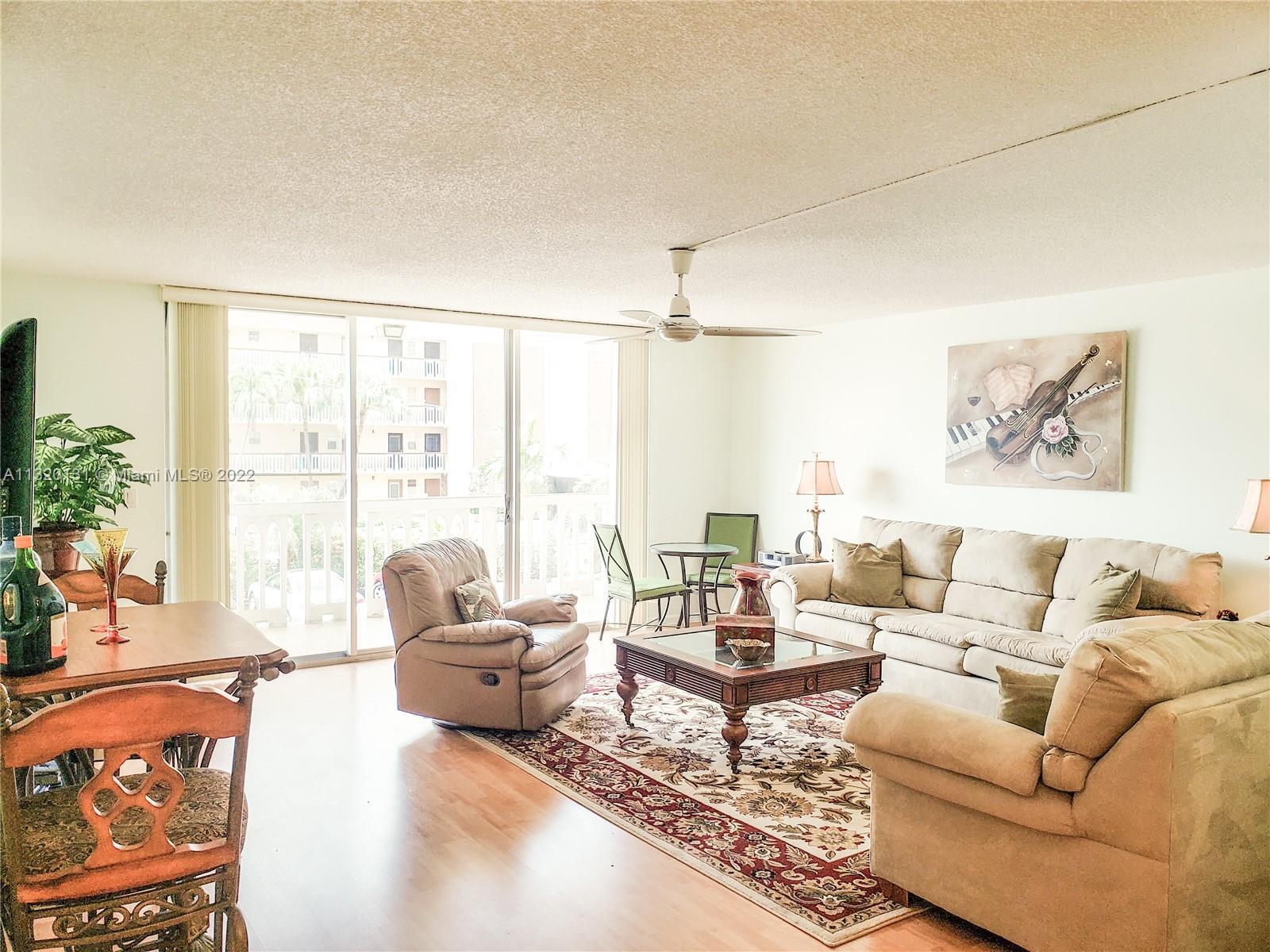 Beautiful apartment in the center of Hallandale Beach. Great location close to shopping centers and 