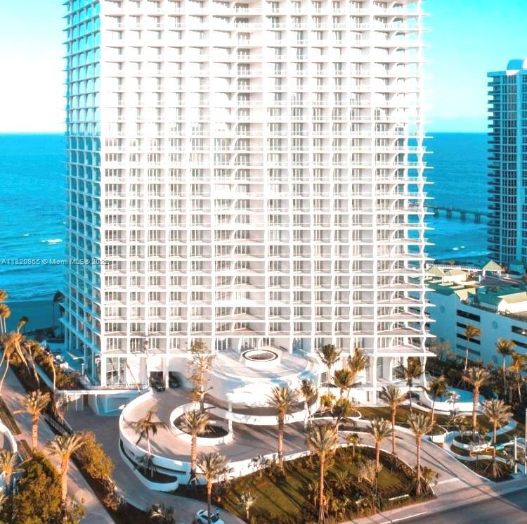 WELCOME TO THIS ELEGANT AND PRESTIGIOUS HOME AT JADE SIGNATURE SUNNY ISLES BEACH.OVER 3460 Sf INDOOR