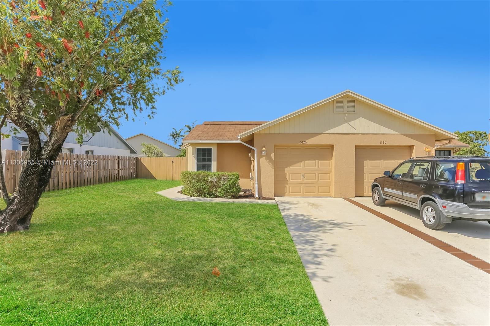 Priced to sell! Charming 3 bed/ 2 bath single-fee townhome in Lake Worth. Ready for your personal to
