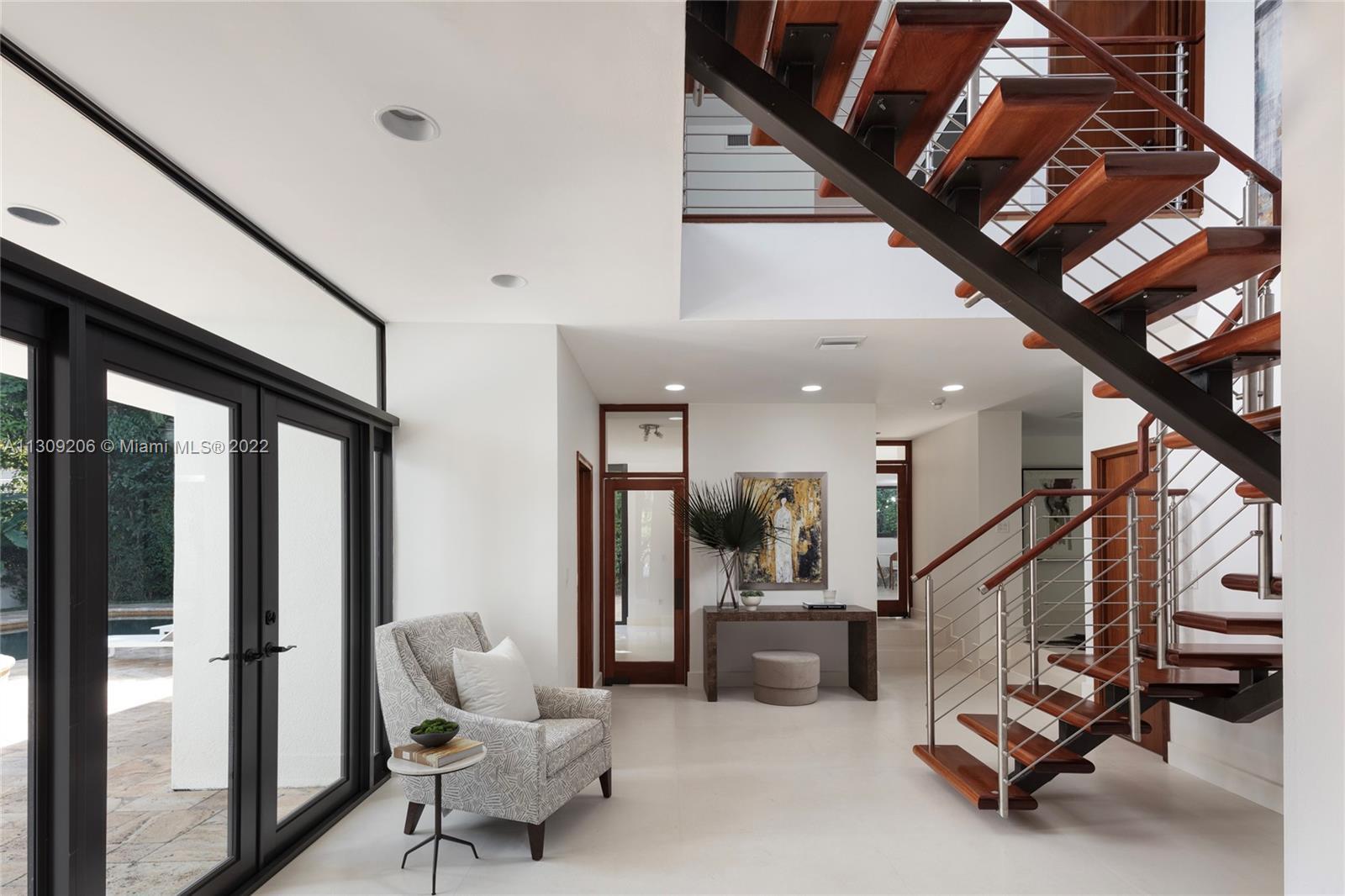 Photo of 440 Sunset Dr in Coral Gables, FL
