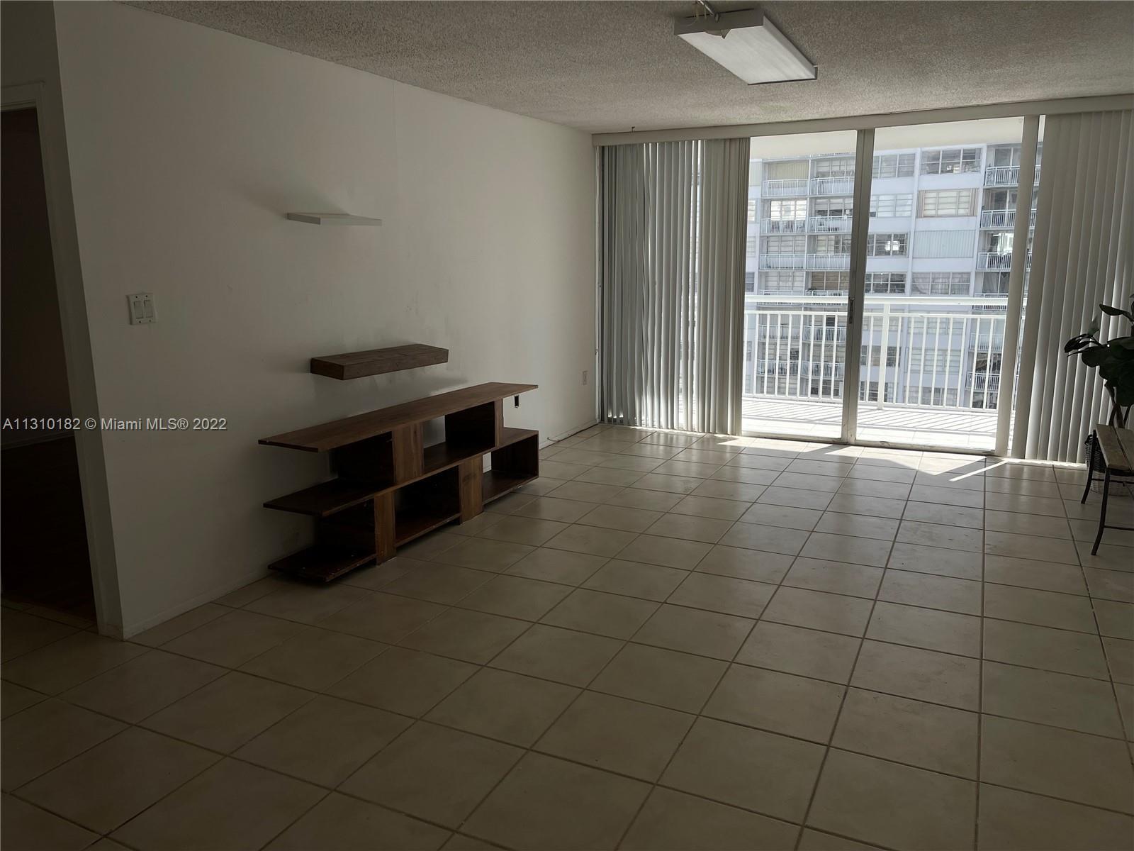 SPACIOUS 1 BED 1 1/2 BATHS UNIT IN ORIGINAL IMMACULATE CONDITION. CERAMIC TILE FLOOR THROUGHOUT, WAT