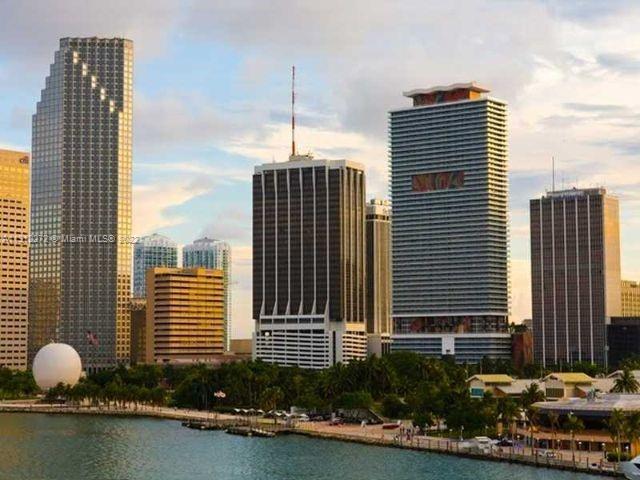 LIVE IN THE VERY HEART OF DOWNTOWN MIAMI WITH ALL IT MAY OFFER: AAA ARENA, MUSEUMS, THEATRES, BAYSID