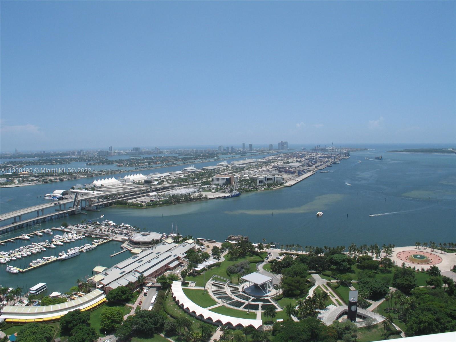 Stunning unobstructed panoramic views of Mia Marina,Bayfront park (32 waterfront acres)Biscayne bay 