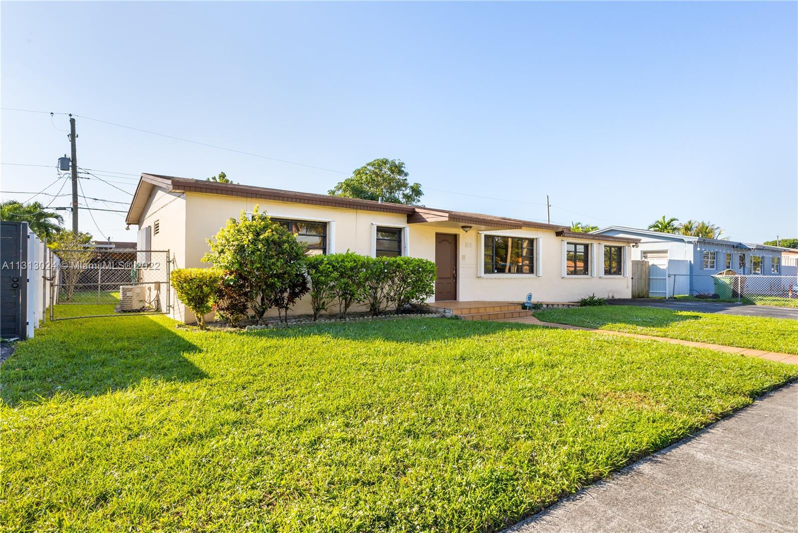 Photo of 698 W 40th Pl in Hialeah, FL