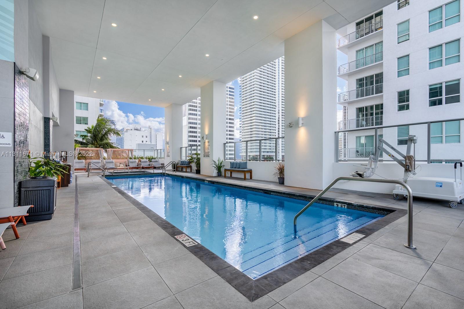 Welcome to a spacious 1-bedroom 1-bathroom condo in AIRBNB approved YotelPad in Downtown Miami. Owne