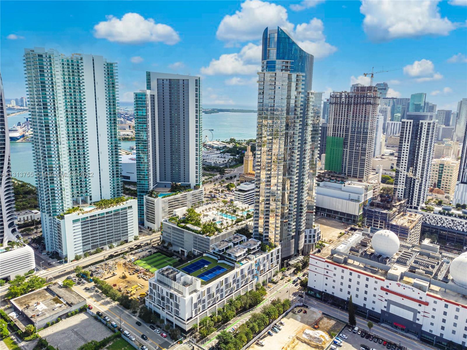 PARAMOUNT is an iconic, high-end urban living experience in the center of Miami WorldCenter, the sec