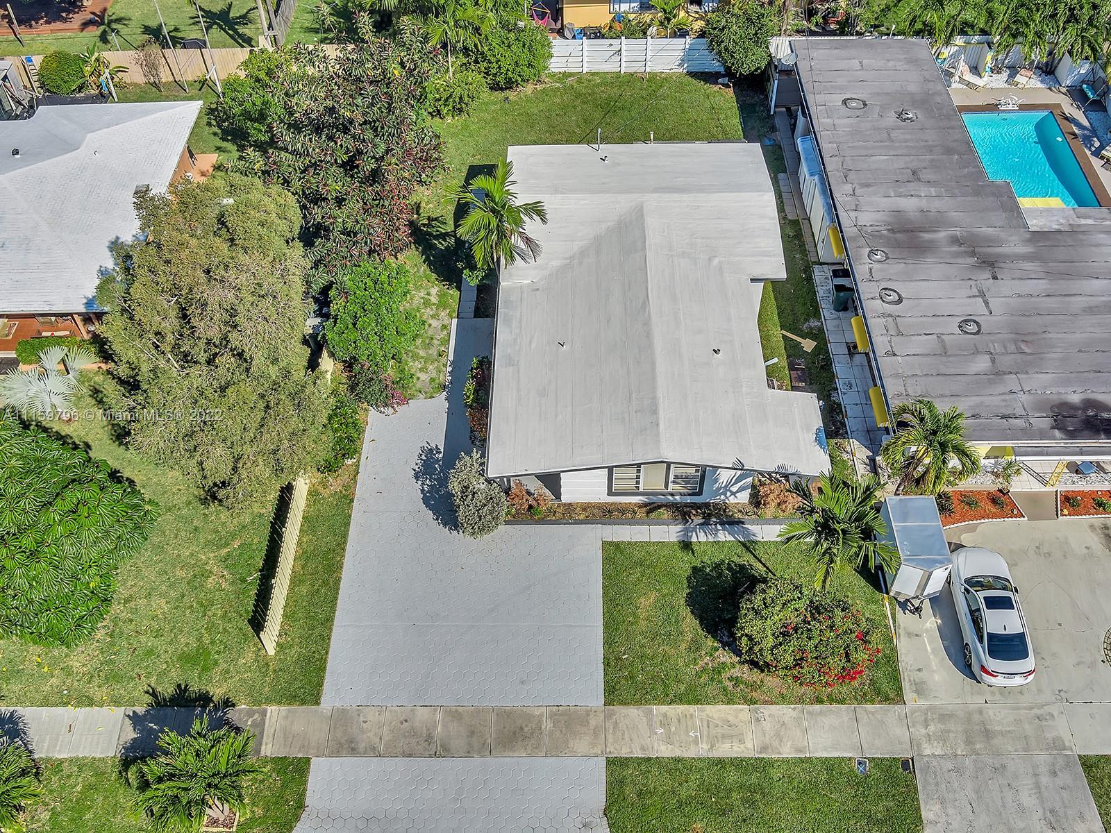 Photo of 821 NE 6th St in Hallandale Beach, FL