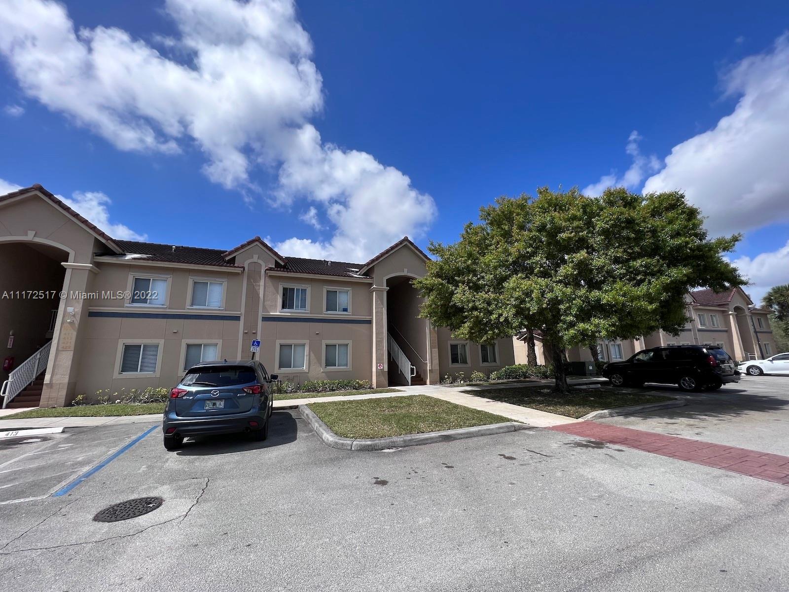For Sale 3bed/3bath condo in West Palm Beach. First floor entry, tile and carpet floors, centra; AC,