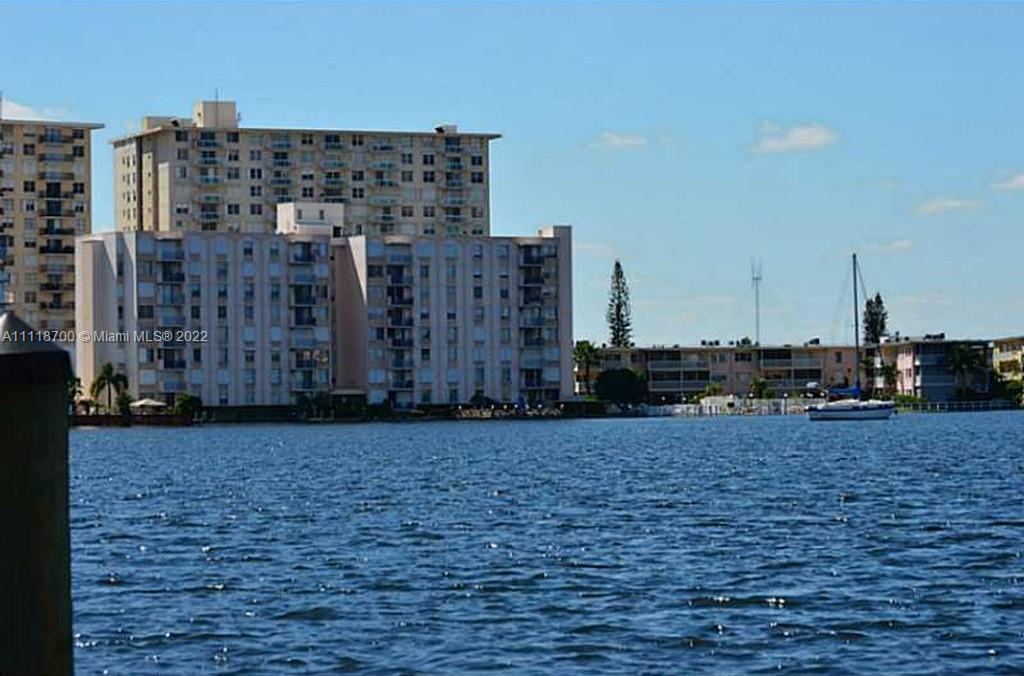 Beautiful 2 bedroom 2 bath condo in the heart of Hallandale Beach. Walking distance to the beach, re