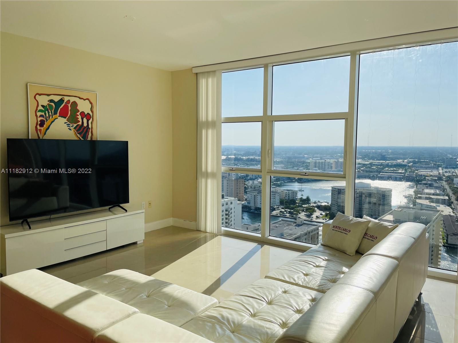 Large 1bed/1bath, 871 SqFt (80.9 m²) *** NO BALCONY *** Washer and Dryer inside. Best sunsets from t