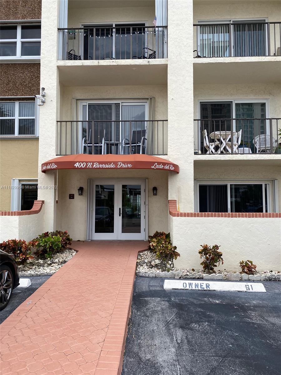 Newly updated 2/2 just 300 yards from the beach!! Walk to the beautiful beach of Pompano Beach strai