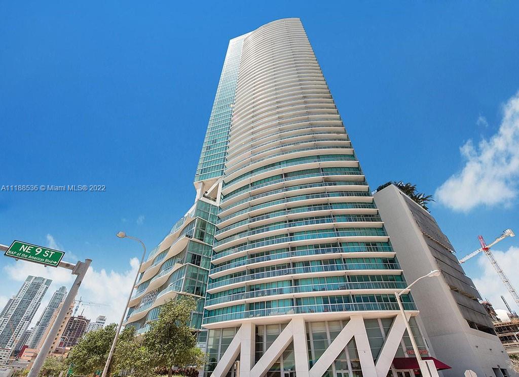 Spectacular views 3 bedroom + 3.5 Bath Duplex Condo in Downtown Miami, Unfurnished. Stainless steel 
