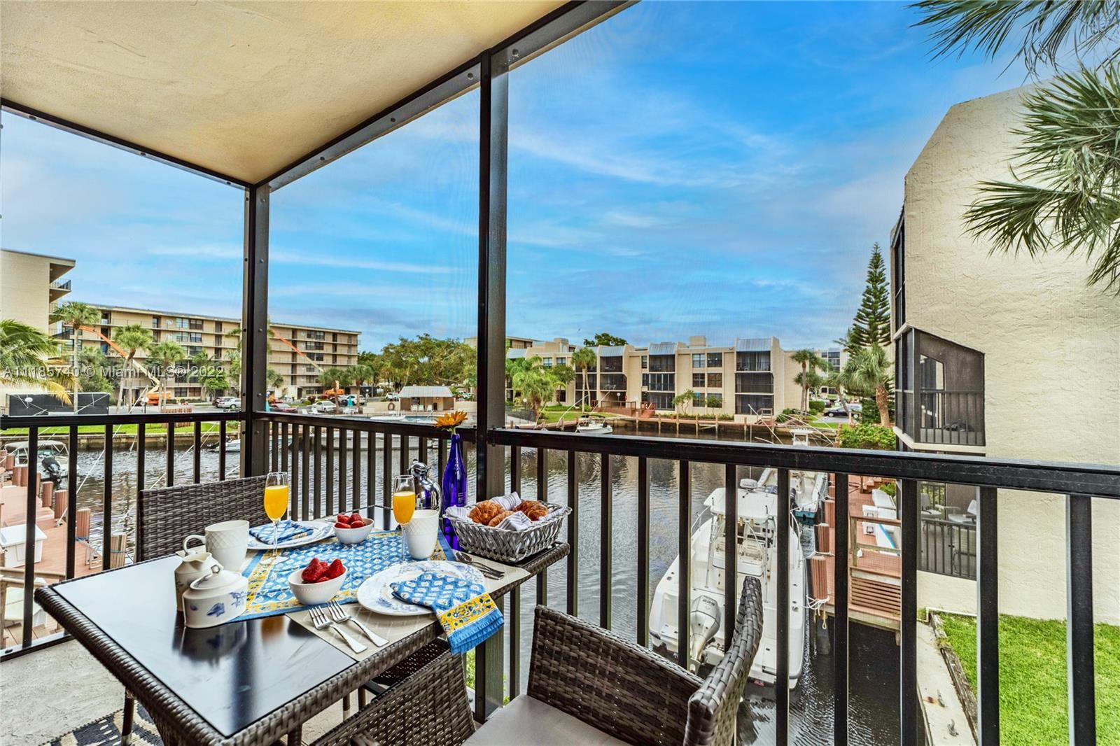 PERFECTLY LOCATED RESORT STYLE SETTING W 5 POOLS,TENNIS COURTS 4-7 MINUTES TO MIZNER PARK, MARKETS, 