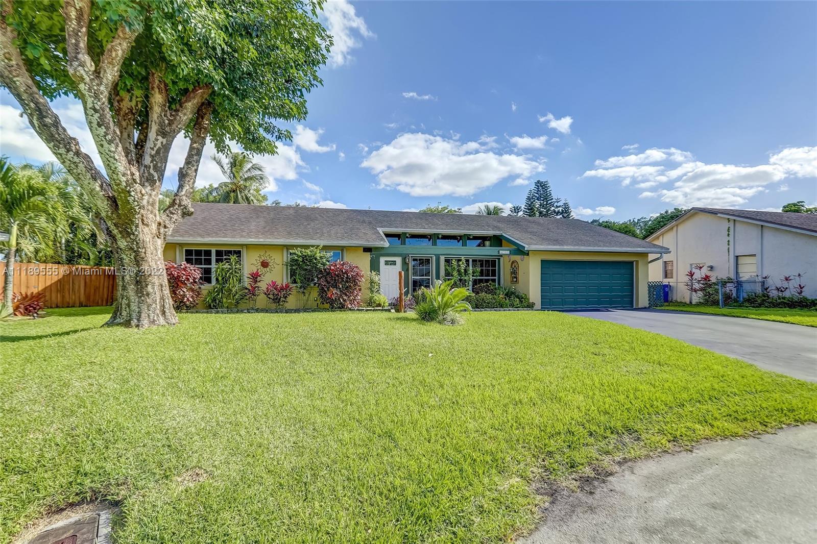 Fantastic 3/2 waterfront home in Palm-Aire Village positioned on the cul-de-sac! Oversized lot 8,938