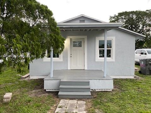 Beautiful completely renovated 2 Bedroom,1 bath home. Just minutes from the West Palm Beach airport!