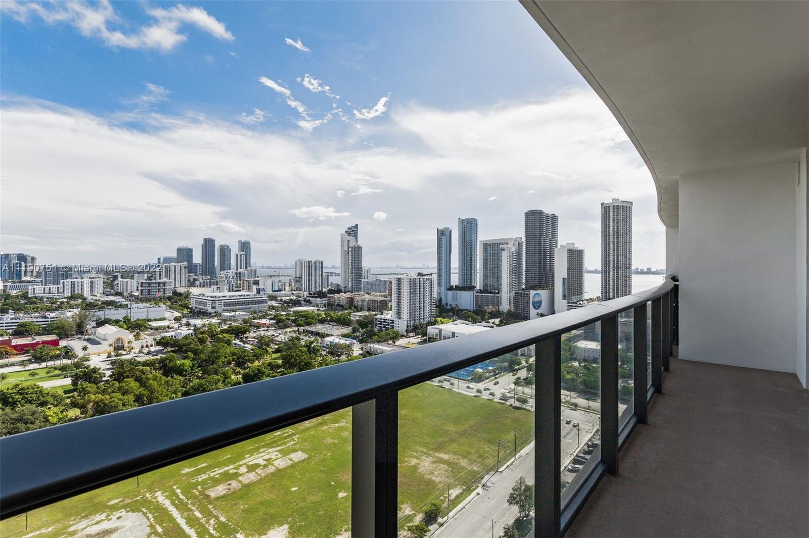 Spacious 1 bedroom 1 bathroom in between downtown and the design district. Breathtaking views overlo