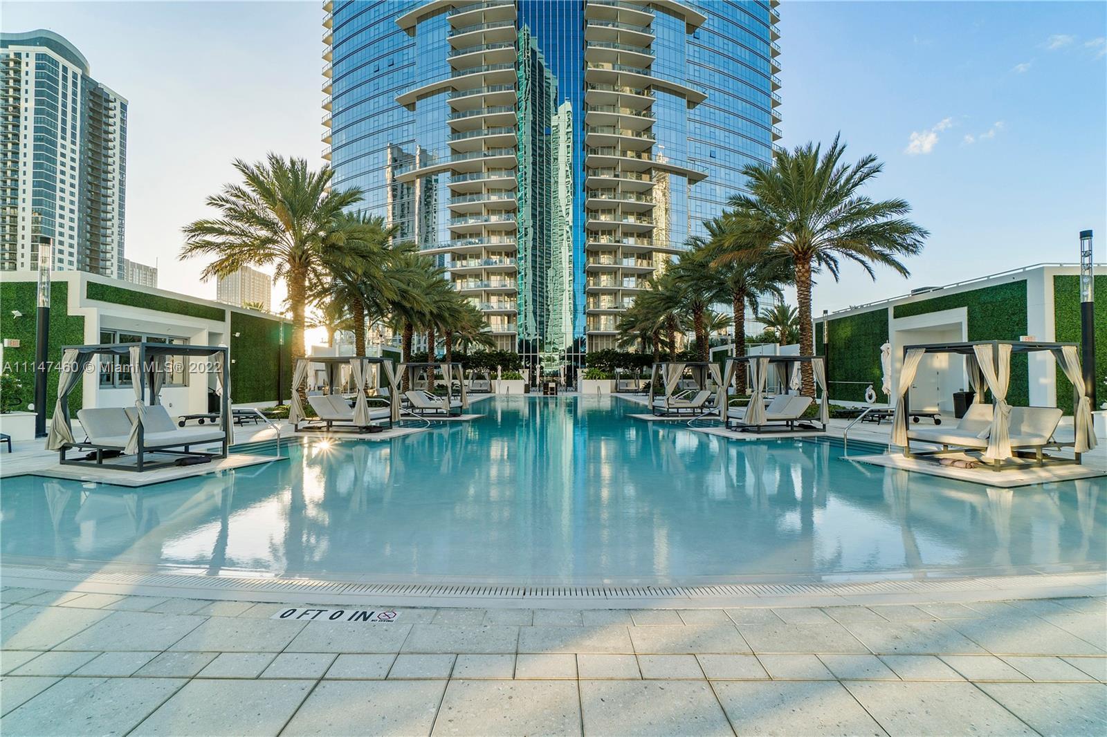PARAMOUNT Miami Worldcenter, the building with the most amenities in the world such as 5 pools, spa,
